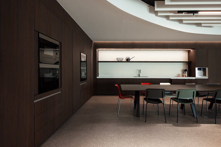 Scratch-resistant Master Oak in the kitchen in HPL and melamine